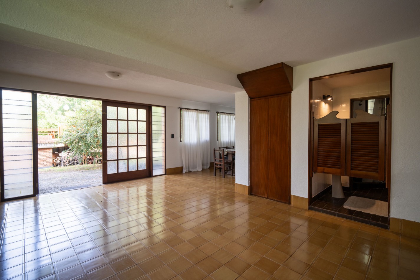 Casa en venta Pinamar zona Golf 5 ambientes + dependencia + departamento y gas natural