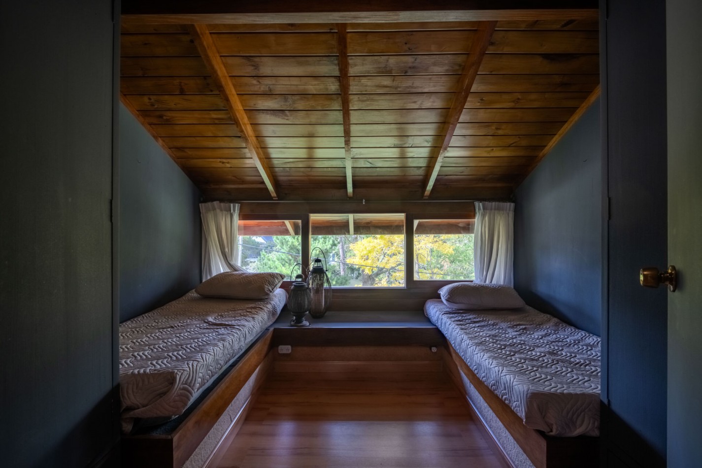 Casa en venta Pinamar zona Golf 5 ambientes + dependencia + departamento y gas natural