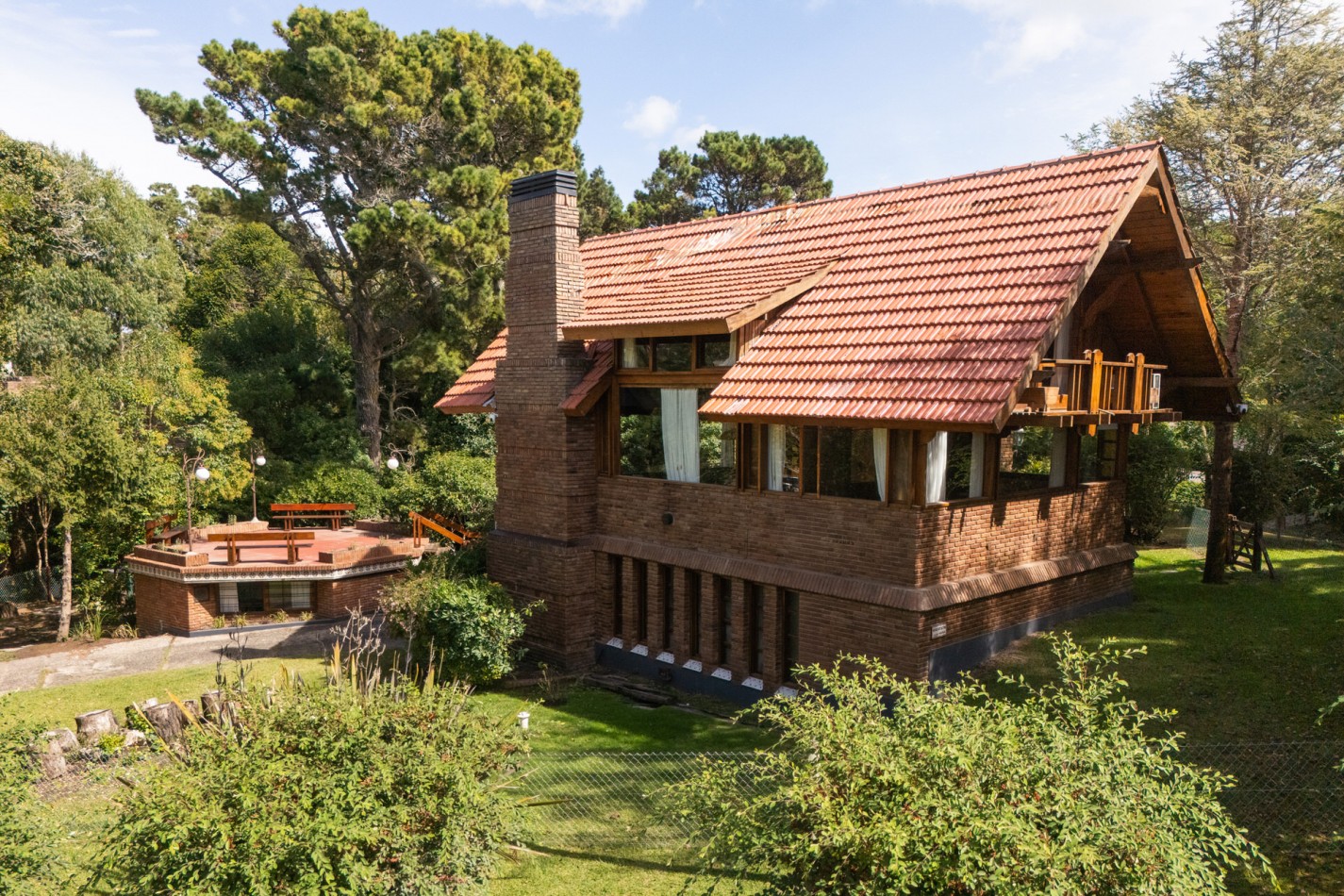 Casa en venta Pinamar zona Golf 5 ambientes + dependencia + departamento y gas natural