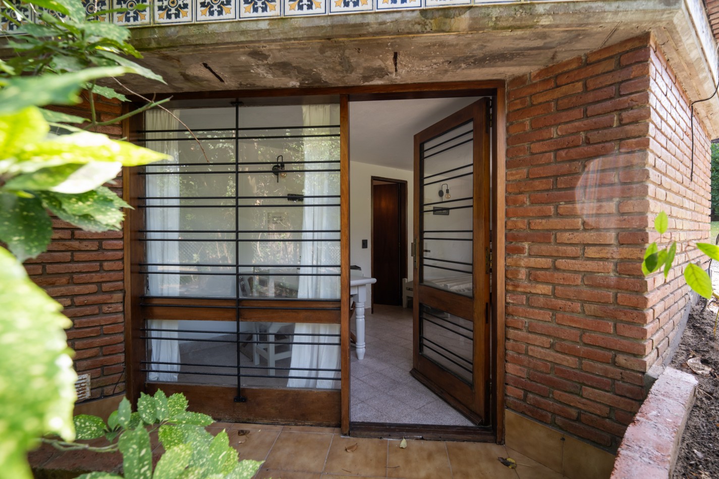 Casa en venta Pinamar zona Golf 5 ambientes + dependencia + departamento y gas natural