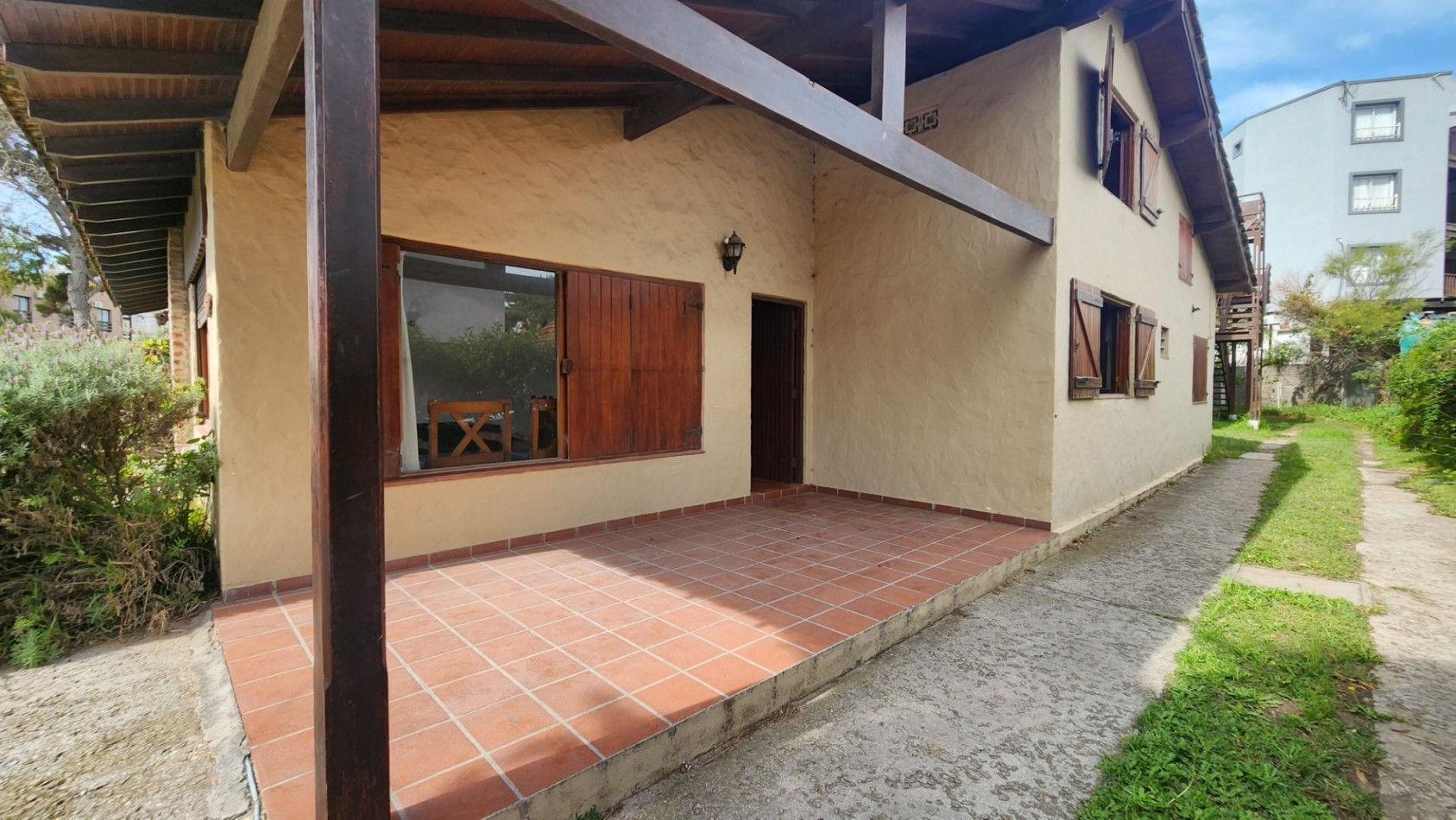 Departamentos y Duplex en Venta en Pinamar Mar de Ostende a 100 mts de la playa 4 Unidades Gas natural