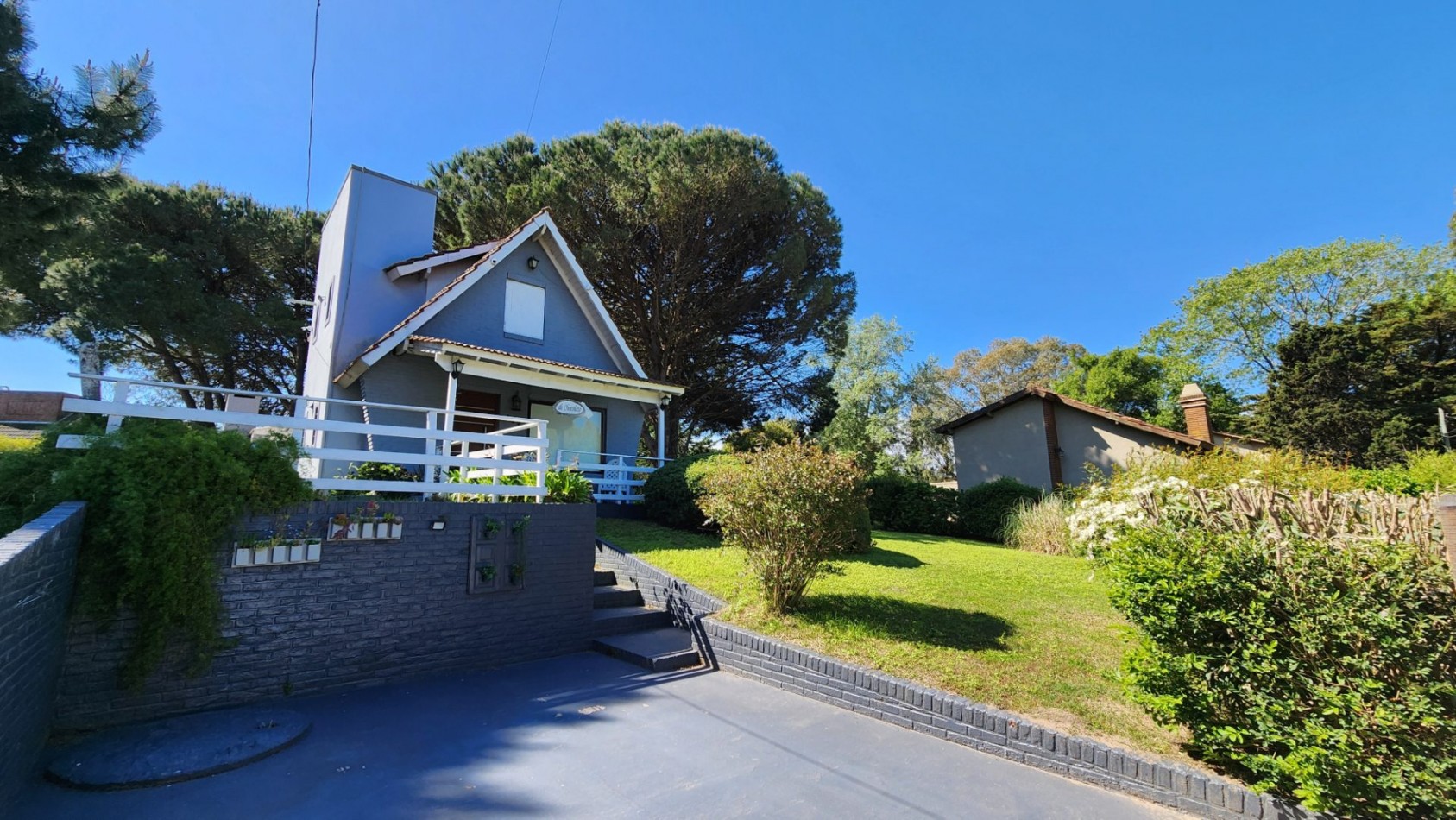 Casa en Venta Pinamar-Ostende 5 Ambientes 2 Dormitorios 2 Baños Gas natural Quincho cerrado Amplio Jardin