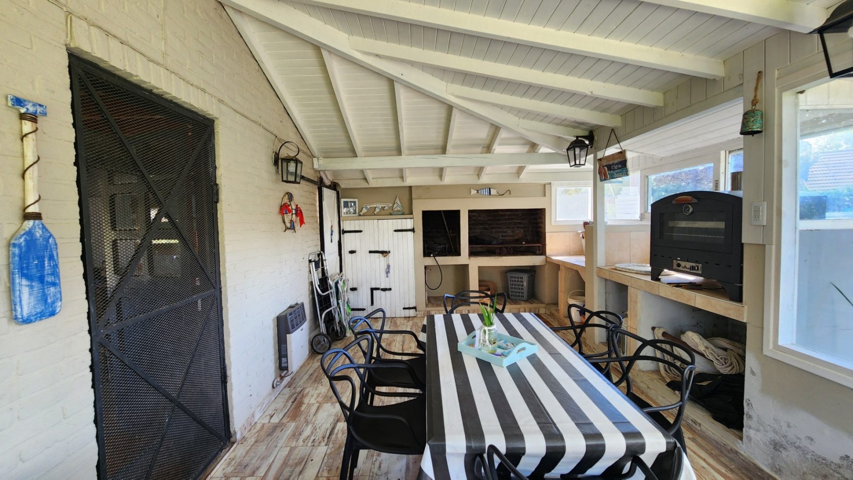 Casa en Venta Pinamar-Ostende 5 Ambientes 2 Dormitorios 2 Baños Gas natural Quincho cerrado Amplio Jardin