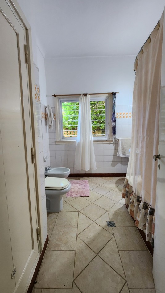 Casa en Venta Pinamar Zona Iglesia A 200 mts del Mar 4 Dormitorios Terraza Garage Jardin Garaje Gas natural