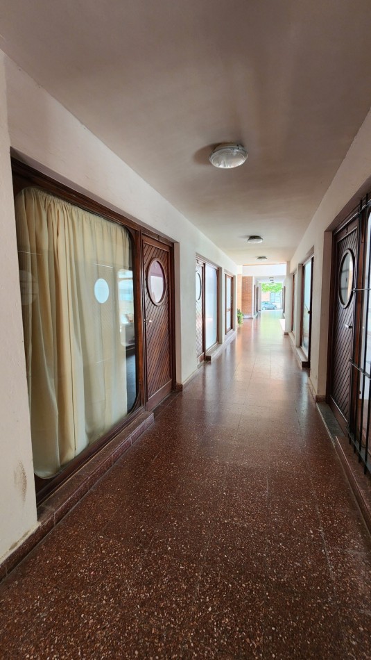 Local + Vivienda en Venta Pinamar Centro Edificio San Sebastian 35 m2 Gas natural Refaccionado