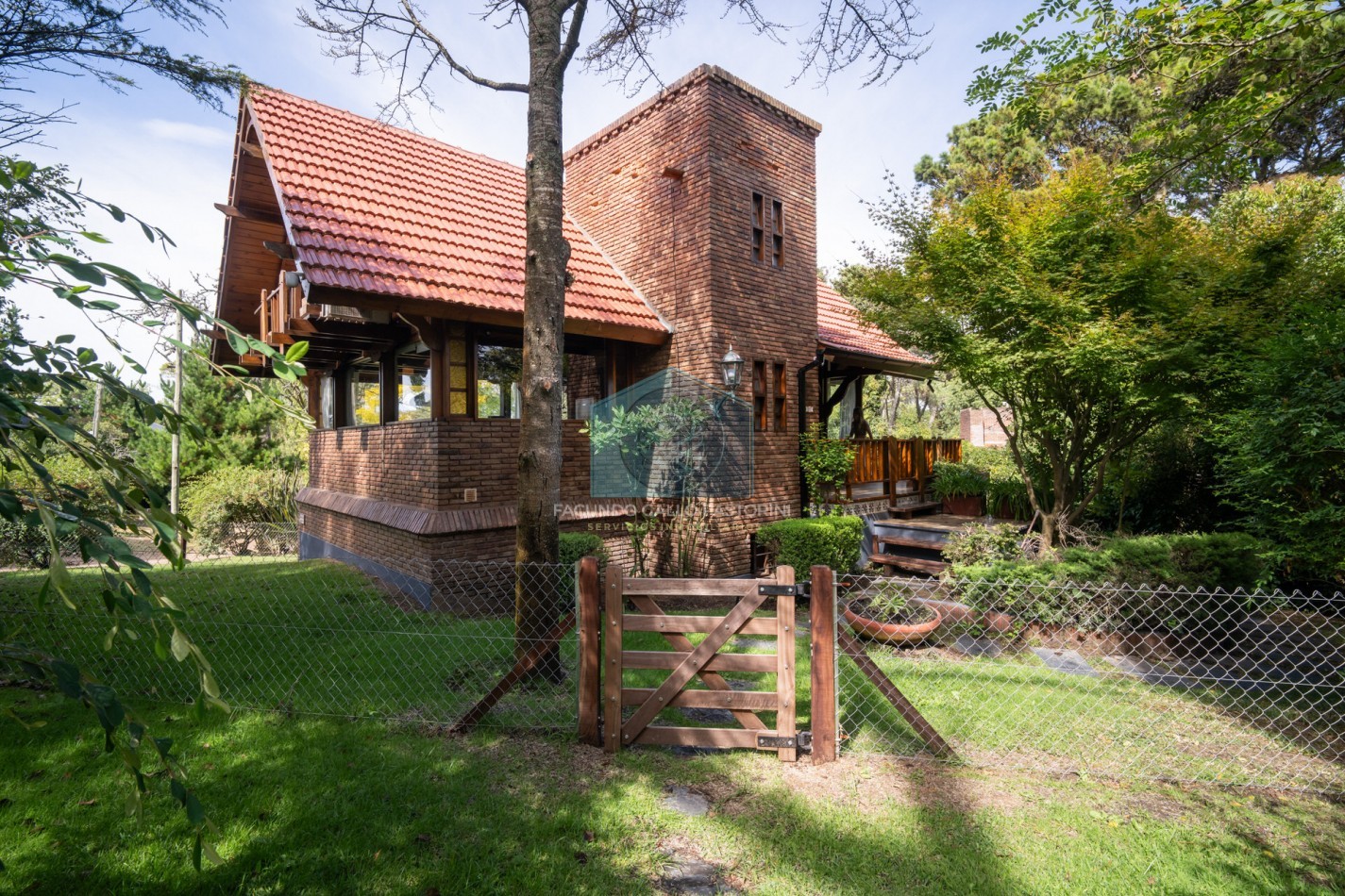 Casa en venta Pinamar zona Golf 5 ambientes + dependencia + departamento y gas natural
