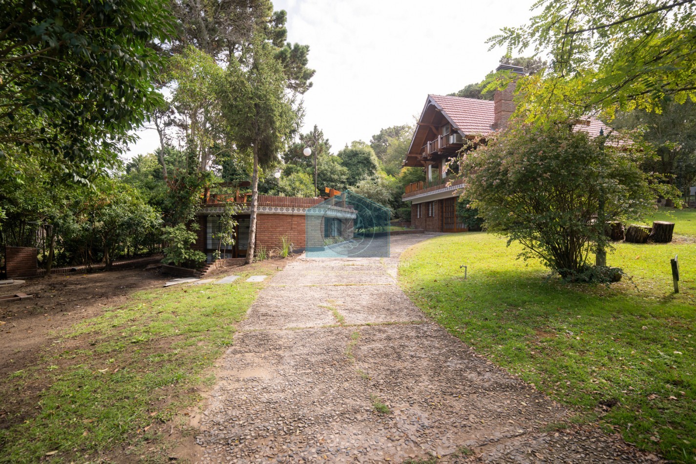 Casa en venta Pinamar zona Golf 5 ambientes + dependencia + departamento y gas natural