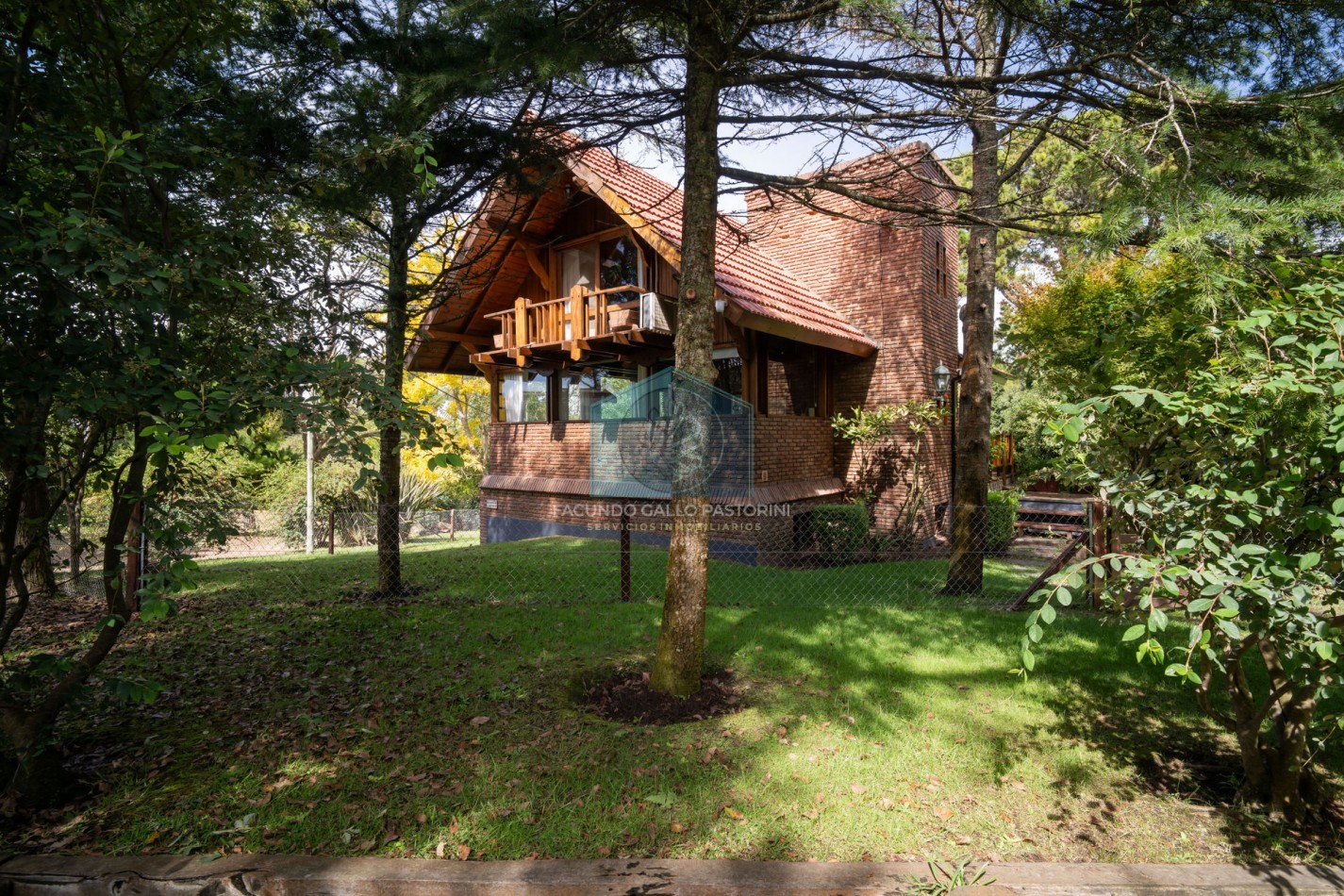 Casa en venta Pinamar zona Golf 5 ambientes + dependencia + departamento y gas natural