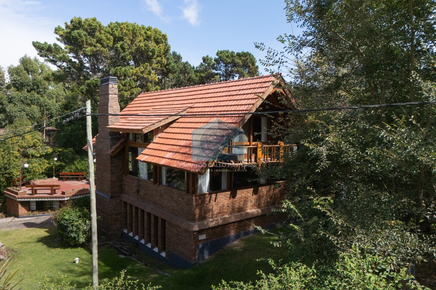 Casa en venta Pinamar zona Golf 5 ambientes + dependencia + departamento y gas natural