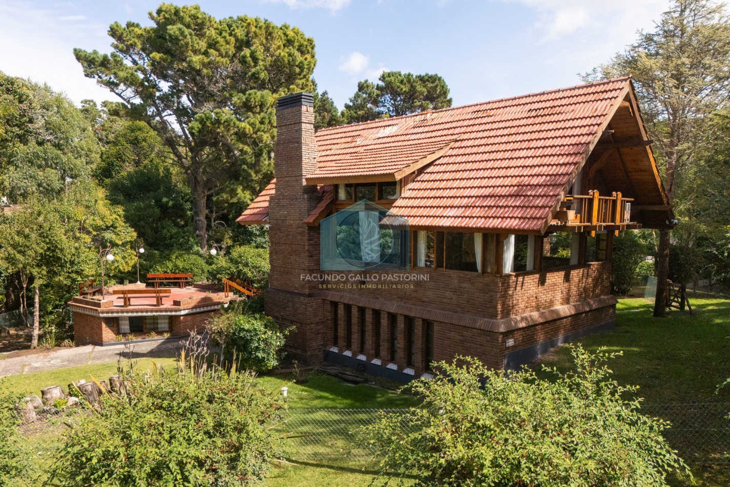 Casa en venta Pinamar zona Golf 5 ambientes + dependencia + departamento y gas natural