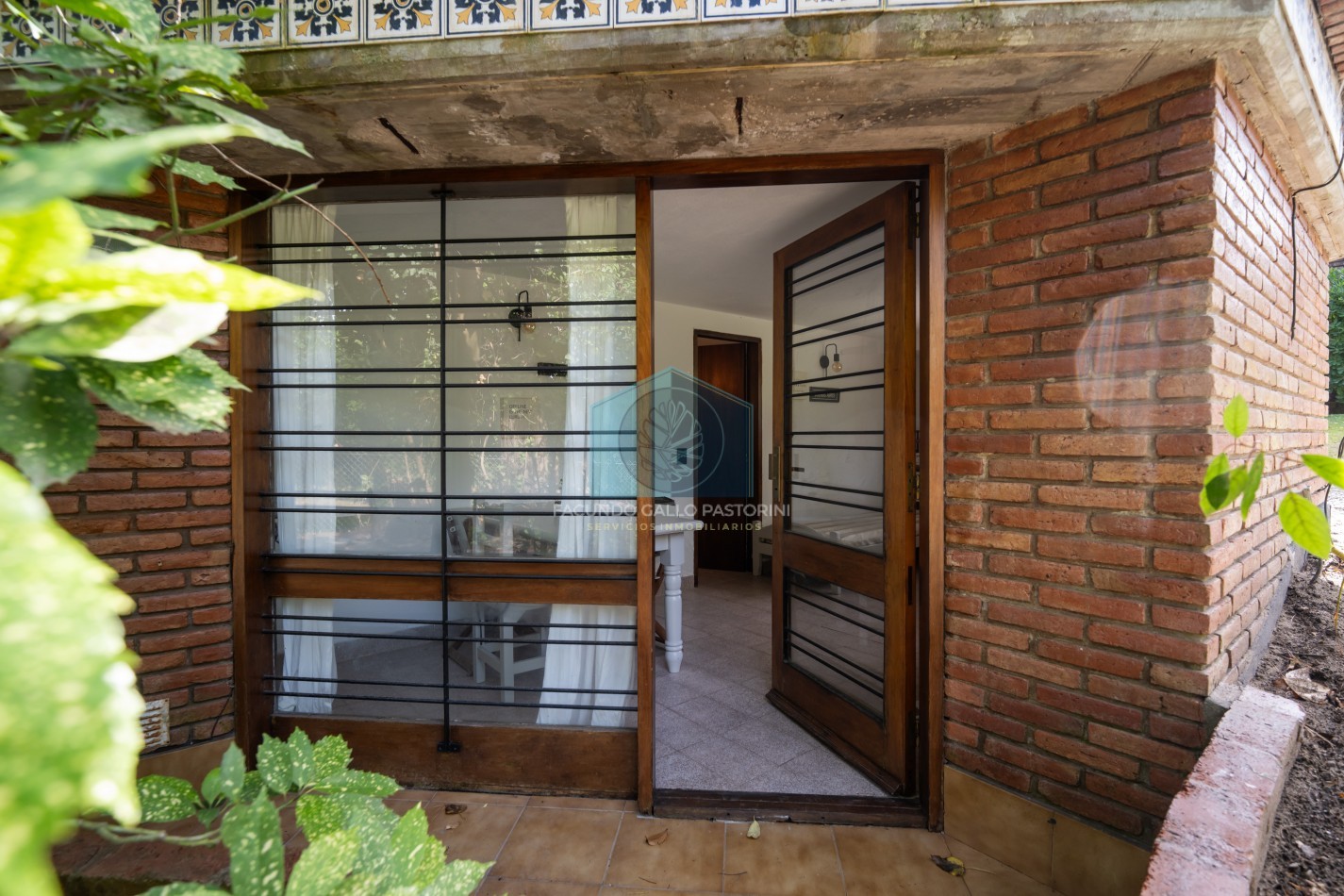 Casa en venta Pinamar zona Golf 5 ambientes + dependencia + departamento y gas natural