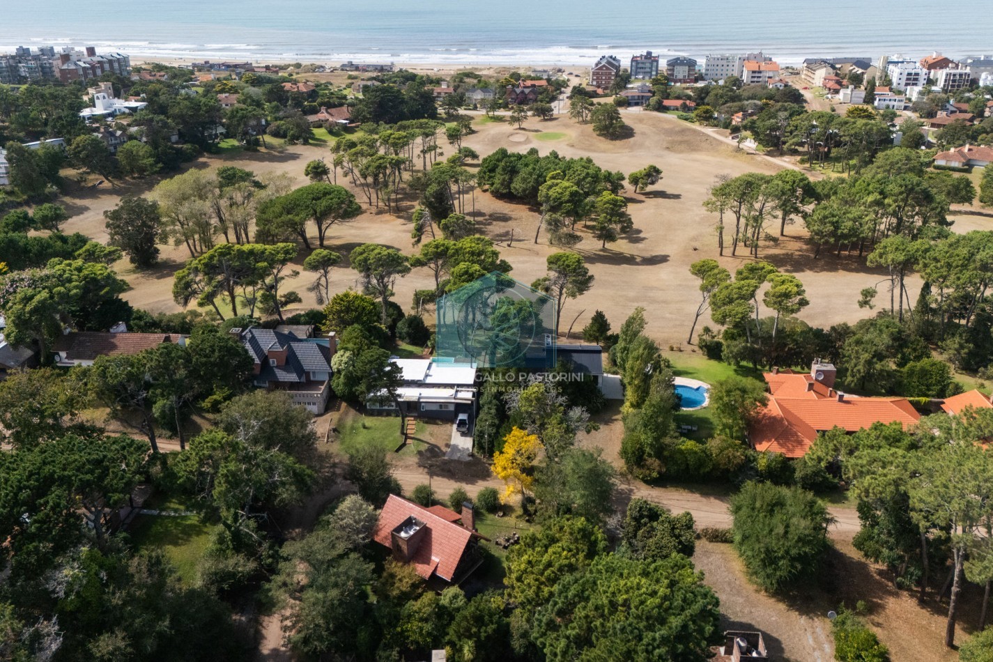 Casa en venta Pinamar zona Golf 5 ambientes + dependencia + departamento y gas natural