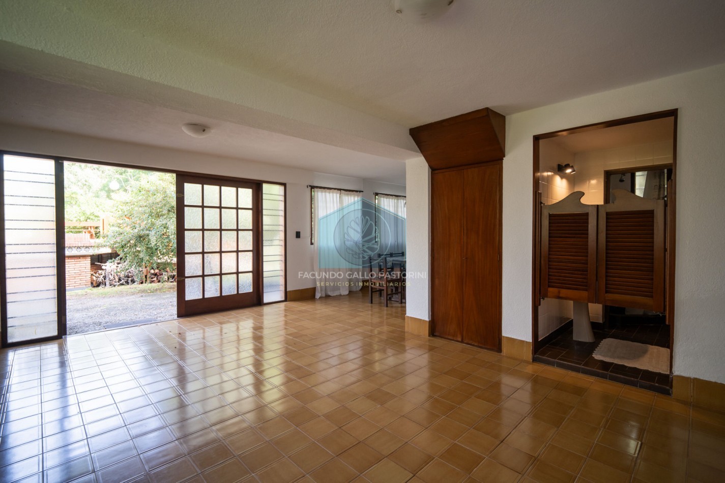 Casa en venta Pinamar zona Golf 5 ambientes + dependencia + departamento y gas natural