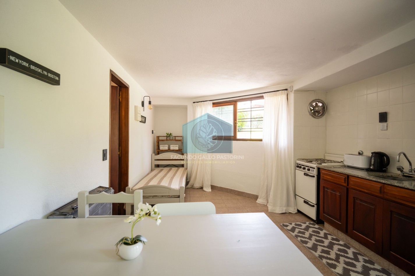 Casa en venta Pinamar zona Golf 5 ambientes + dependencia + departamento y gas natural