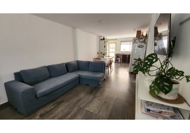 Departamento de 3 ambientes en planta baja con jardin y cochera.