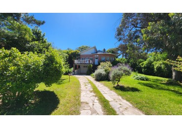 Casa en Venta Pinamar Zona Iglesia A 200 mts del Mar 4 Dormitorios Terraza Garage Jardin Garaje Gas natural