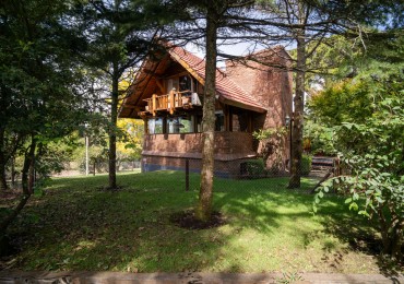 Casa en venta Pinamar zona Golf 5 ambientes + dependencia + departamento y gas natural