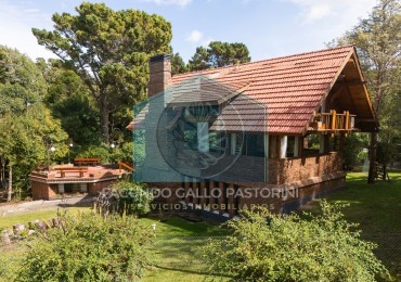 Casa en venta Pinamar zona Golf 5 ambientes + dependencia + departamento y gas natural